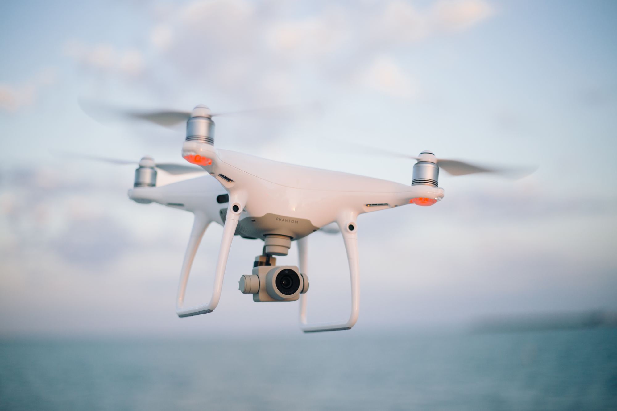 ドローンによる上空からの確認イメージ(写真はイメージであり、実際の被災現場ではありません)